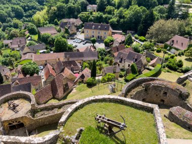 Castelnaud la Chapelle köyünün panoramik manzarası. Geleneksel evler ve arbaletli şato kalıntıları, Dordogne, Nouvelle Aquitaine, Fransa