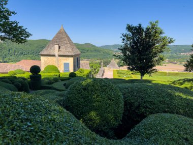 Bereketli manikürlü çalılar, çalı ve bir belvedere Marqueyssac, Vezac, Dordogne, Fransa 'nın bahçelerinde pitoresk bir sahne oluşturur.