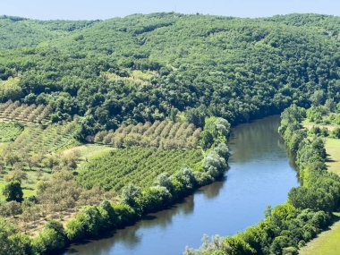 Dordogne Nehri 'nin Vezac, Yeni Aquitaine' deki orman tepeleri ve meyve bahçeleri boyunca kıvrımlı manzarası