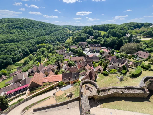 Castelnaud la Chapelle 'in Dordogne, Nouvelle Aquitaine, Fransa' daki panoramik manzarası geleneksel evleri ve yemyeşil çevreyi gösteriyor.