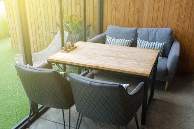 Kapalı mekan manzaralı kahve masasının seçici odak noktası. Pencereden yansıyan ışık..