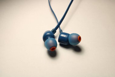 Beyaz arkaplanda mavi kulaklık