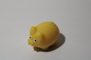 Beyaz arka planda yüzen sarı domuzu kurtarmak