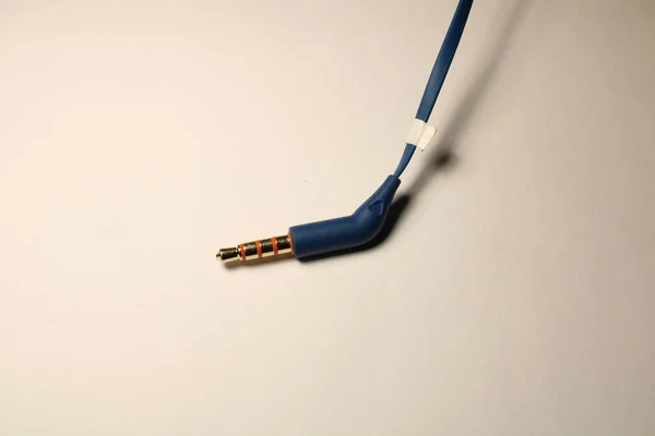 白色背景的蓝色耳机 连接器 — 图库照片