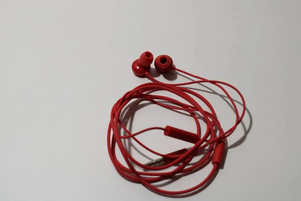 Headphone Merah Pada Latar Belakang Putih — Stok Foto