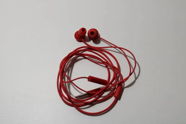 Headphone Merah Pada Latar Belakang Putih — Stok Foto