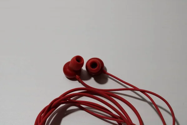 Rote Kopfhörer Auf Weißem Hintergrund — Stockfoto