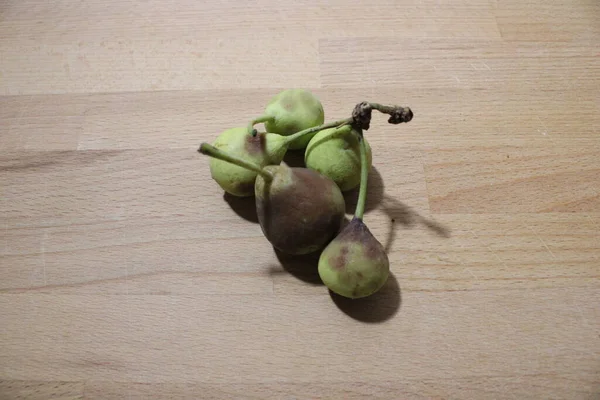 Frisch Geerntete Birnen Einem Kleinen Korb Auf Einem Holztisch — Stockfoto