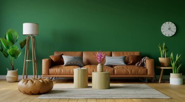Yeşil duvarda deri kanepesi olan güzel bir oturma odası.