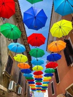 Şemsiyeli Renkli Sokak