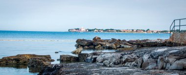 Sabahları kayalık kıyılarda