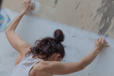 Coronavirus salgını sırasında evde kaya tırmanışı yapan bir kız. Evde kal..