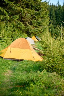 Dağlarda çadır. Kamp konsepti. Tatil, açık hava aktiviteleri ve yaz tatili gezisi için mükemmel..