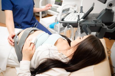 Hamile kadın kardiyografiden geçiyor..