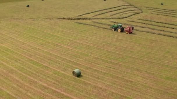 Bir Çiftçi Alan Arial Görünümünü Bir Yaz Gününde — Stok video
