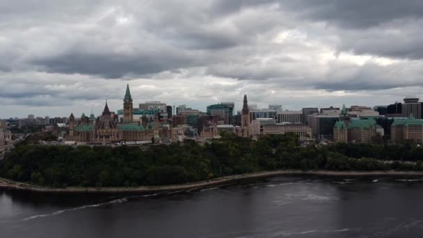 Здания Парламента Канады Пасмурный День — стоковое видео