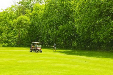 Güneşli bir günde bir golf sahası