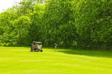 Güneşli bir günde bir golf sahası