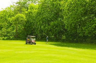 Güneşli bir günde bir golf sahası