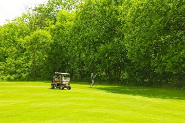 Güneşli bir günde bir golf sahası