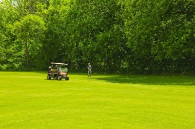 Güneşli bir günde bir golf sahası