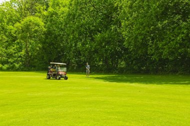 Güneşli bir günde bir golf sahası