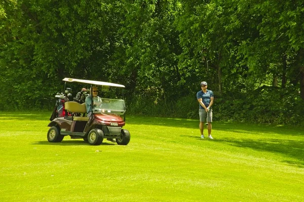 Güneşli bir günde bir golf sahası
