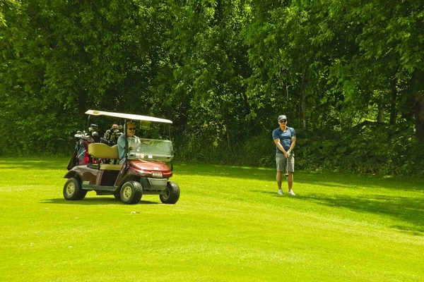 Güneşli bir günde bir golf sahası