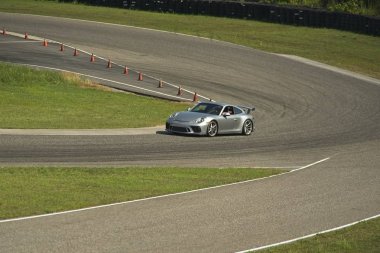 Bir pistte otomobil yarışı