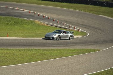 Bir pistte otomobil yarışı