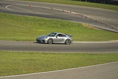 Bir pistte otomobil yarışı