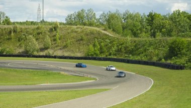 Bir pistte otomobil yarışı