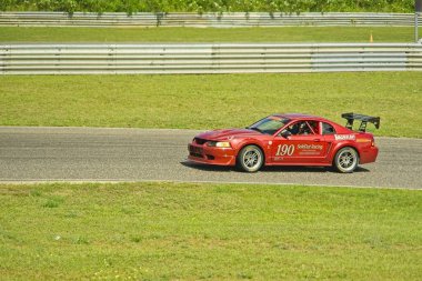 Bir hız pistinde otomobil yarışı