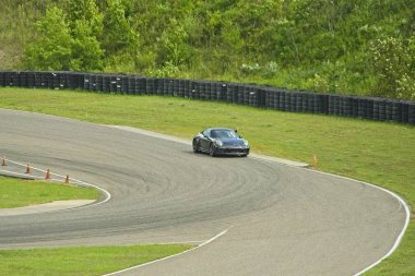 Havai fişek karanlık bir gökyüzüne karşı ayarlayın