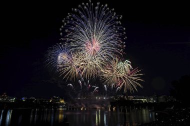 Havai fişek karanlık bir gökyüzüne karşı ayarlayın
