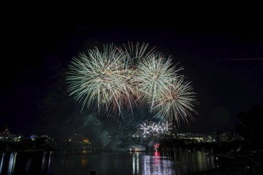 Havai fişek karanlık bir gökyüzüne karşı ayarlayın