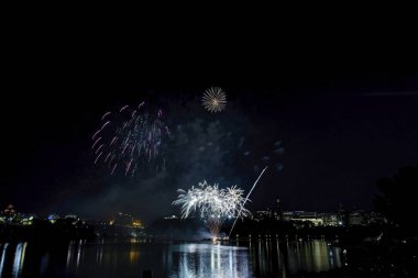 Havai fişek karanlık bir gökyüzüne karşı ayarlayın