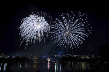 Havai fişek karanlık bir gökyüzüne karşı ayarlayın