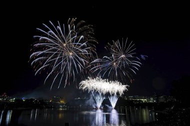Havai fişek karanlık bir gökyüzüne karşı ayarlayın