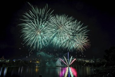 Havai fişek karanlık bir gökyüzüne karşı ayarlayın