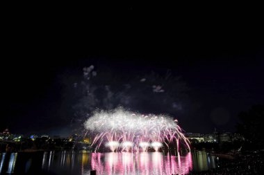 Havai fişek karanlık bir gökyüzüne karşı ayarlayın