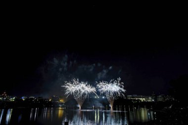 Havai fişek karanlık bir gökyüzüne karşı ayarlayın             