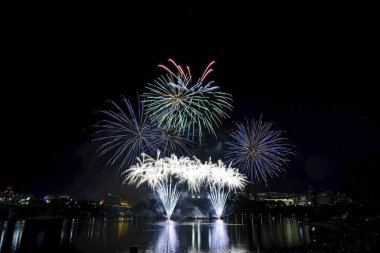 Havai fişek karanlık bir gökyüzüne karşı ayarlayın             