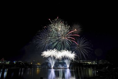 Havai fişek karanlık bir gökyüzüne karşı ayarlayın             