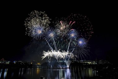 Havai fişek karanlık bir gökyüzüne karşı ayarlayın             