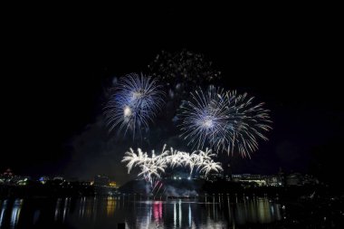 Havai fişek karanlık bir gökyüzüne karşı ayarlayın             