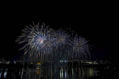 Havai fişek karanlık bir gökyüzüne karşı ayarlayın             