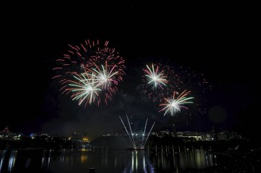 Havai fişek karanlık bir gökyüzüne karşı ayarlayın             