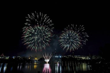 Havai fişek karanlık bir gökyüzüne karşı ayarlayın             
