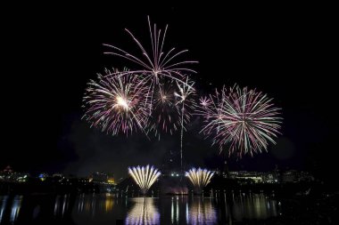 Havai fişek karanlık bir gökyüzüne karşı ayarlayın             